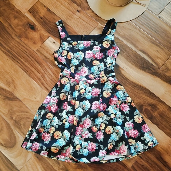 Forever 21 Dresses & Skirts - Forever 21 sweet floral dress Small black